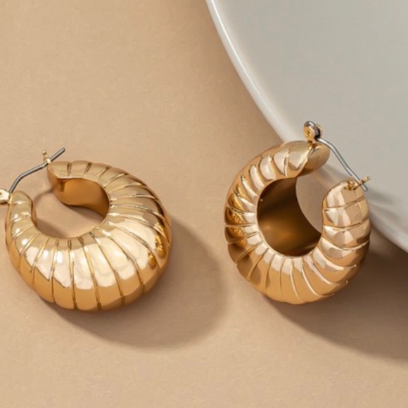 Puffy clam shell earrings - Picture 3 of 3